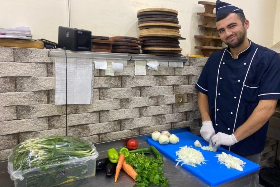 Gənc aşpaz usta yanında şagirdlik proqramı fürsətindən yararlanır