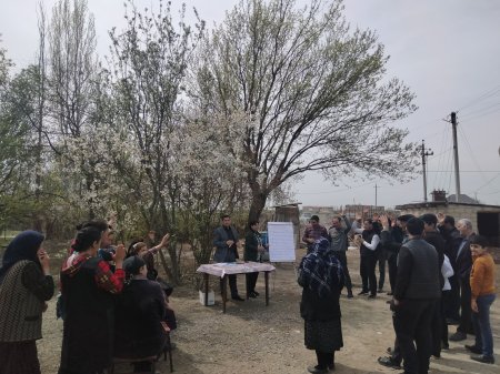 An IDP community in Yevlakh selects its Development Council within the Community Mobilization project of UNHCR