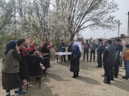 An IDP community in Yevlakh selects its Development Council within the Community Mobilization project of UNHCR