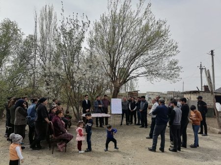 An IDP community in Yevlakh selects its Development Council within the Community Mobilization project of UNHCR