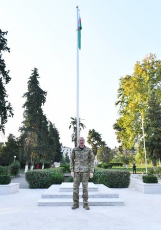 İlham Əliyev Xocavənd şəhərində Azərbaycan Respublikasının Dövlət Bayrağını ucaldıb